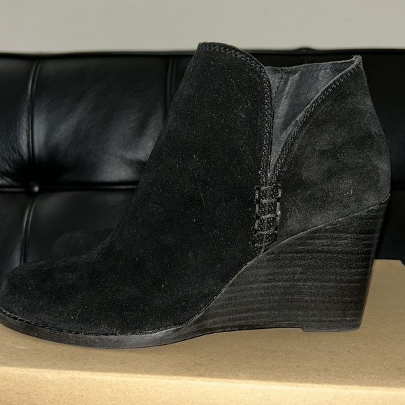 Lucky Brand Yimme Suede Wedge Bootie Black 8.5M 3.25” Wedge New - Picture 4 of 7
